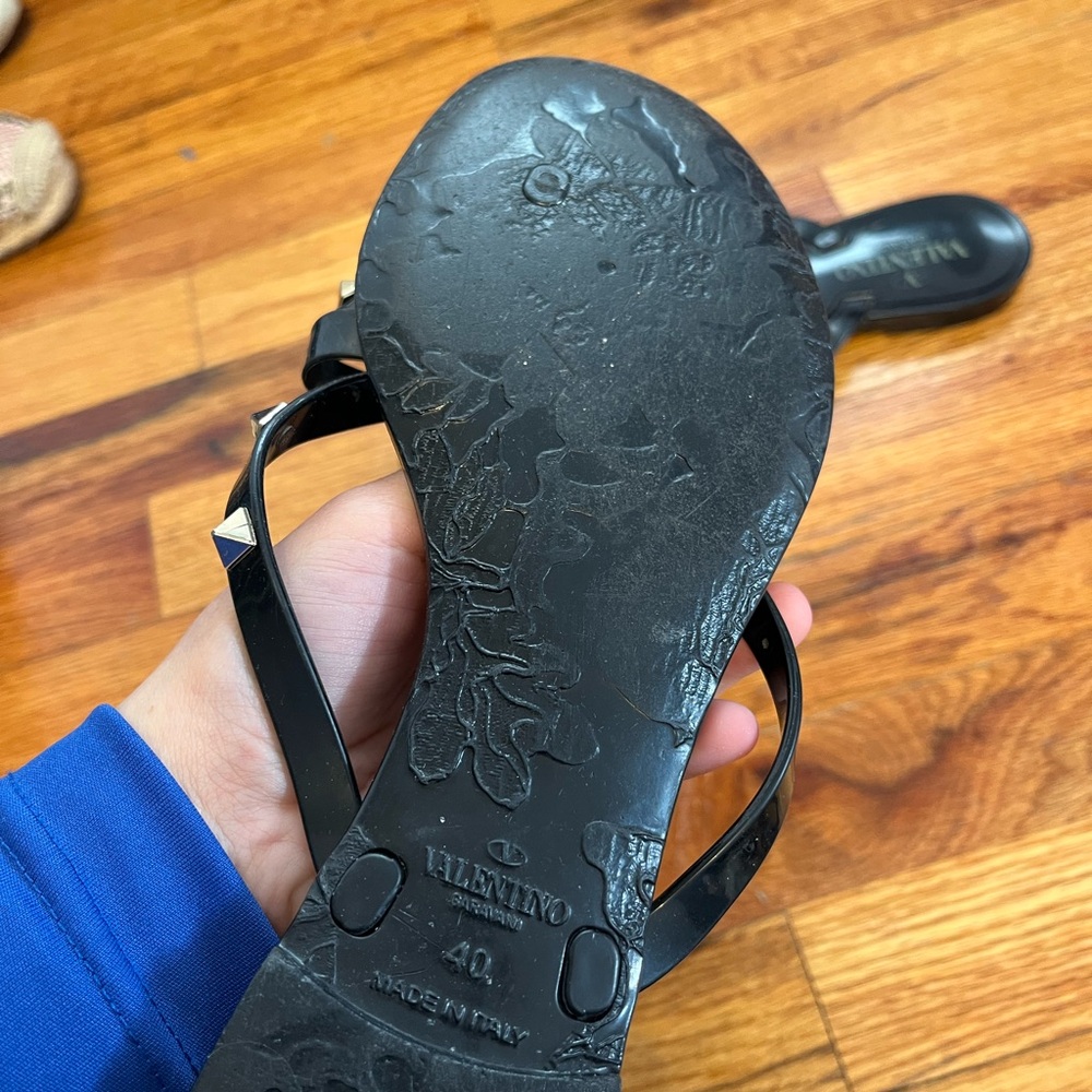 Valentino Garavani ROCKSTUD RUBBER SLIPPER - Picture 2 of 2